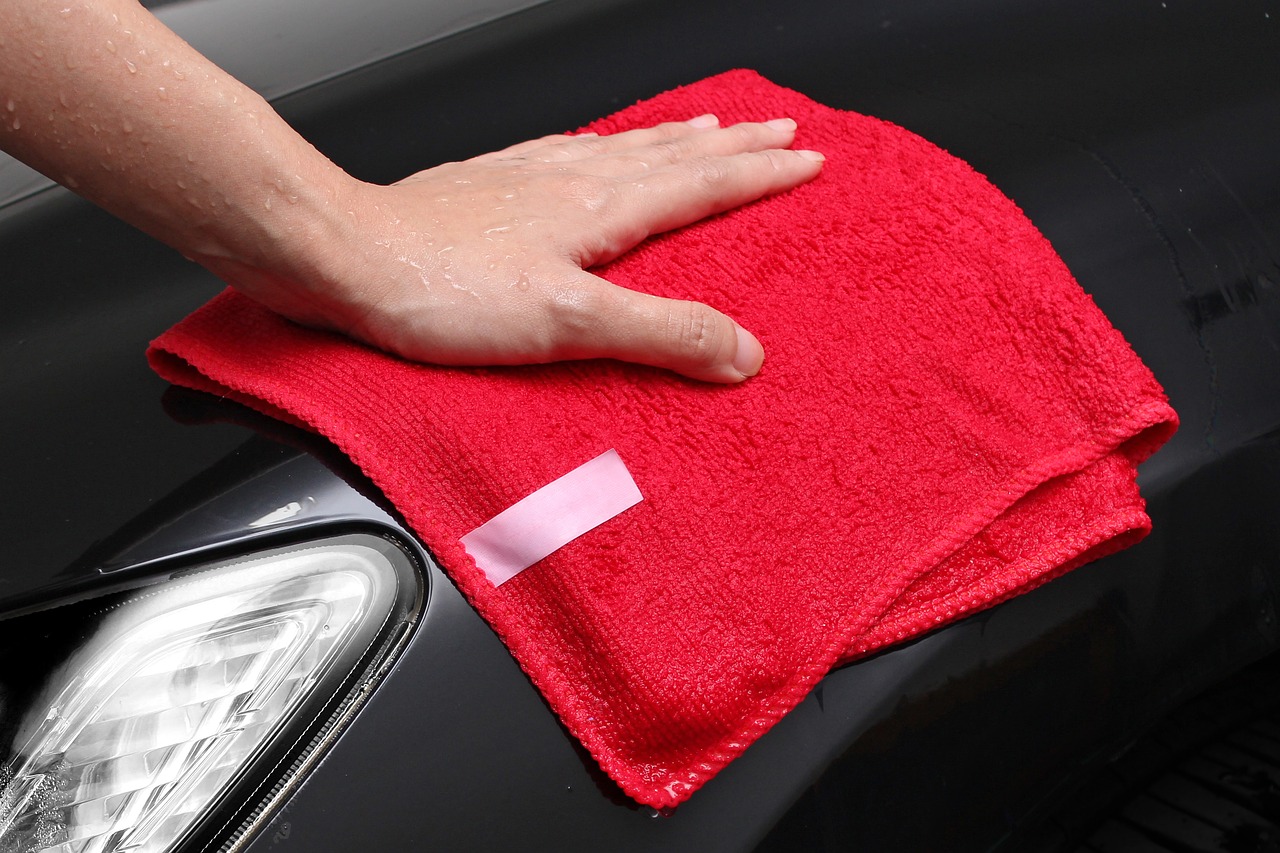 Sealing of the car with car polish, car wax or nano sealing