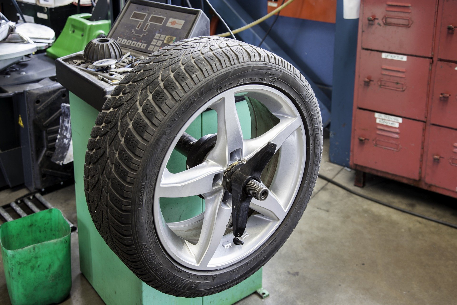Balancing the tyres when changing wheels in the workshop