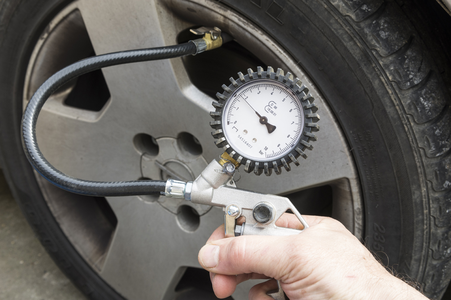 Air pressure device attached to tyre valve to measure air pressure