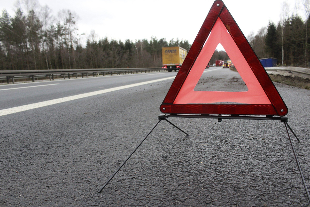 Set up warning triangle to secure an accident site